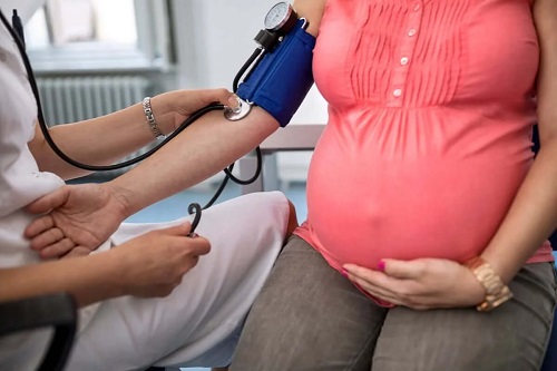 Medic care consultă o gravidă