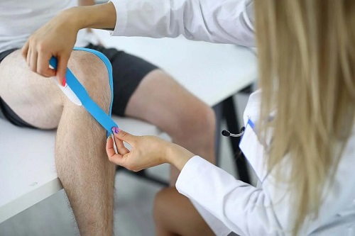 Medic ce tratează entorsa genunchiului