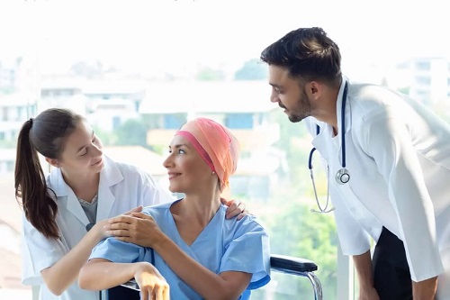 Medici care explică de ce apar celulele canceroase