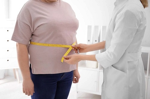 Persoană obeză la medic