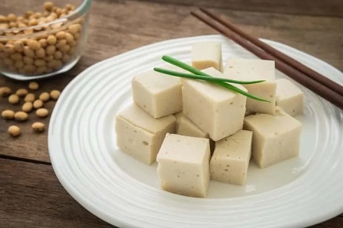 Platou cu cuburi de brânză vegană