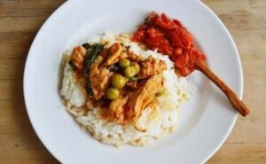 Pui și orez marinate în lapte de cocos
