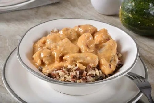 Pui și orez marinate în lapte de cocos