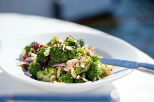 Salată cu broccoli fiert