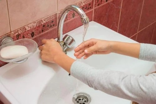 Persoană care se spală pe mâini