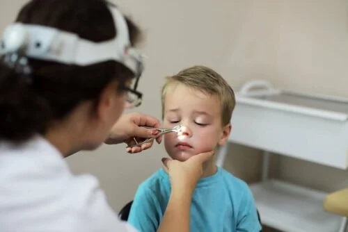Medic ocupat cu tratamentul adenoitei la bebeluși