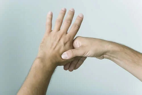 Persoană care își troznește degetele