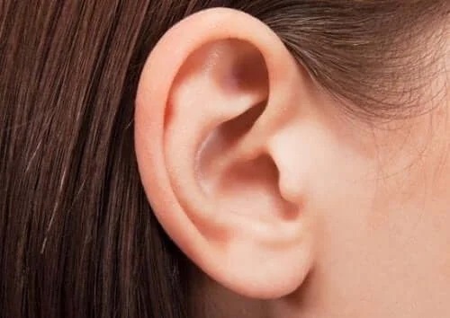 Cum să elimini dopurile de ceară din urechi