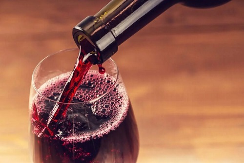 Vin roșu turnat în pahar