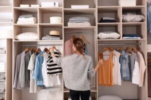 Sfaturi pentru a preveni acumularea hainelor în dulap