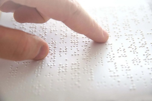 Persoană care folosește alfabetul Braille