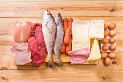 Blat de lemn cu alimente proaspete