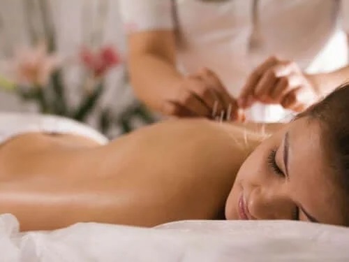 Acupunctura ameliorează simptomele fibromialgiei