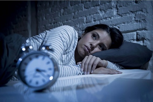 Persoană care suferă de anxietatea pe timp de noapte