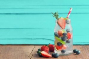 Rețete de apă infuzată cu fructe