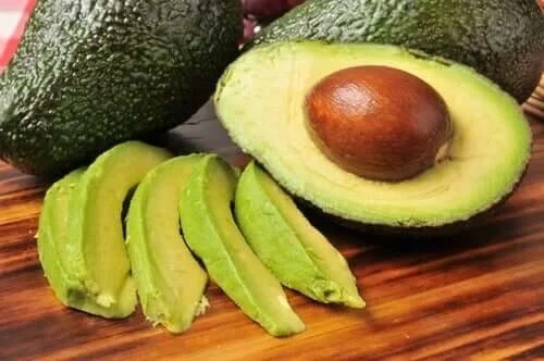 Avocado tăiat felii