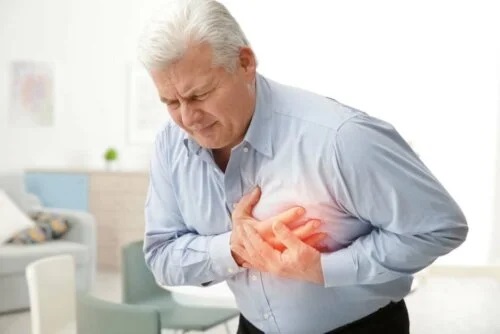 Bărbat care are o durere în piept