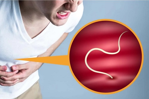 Bărbat care are paraziți intestinali