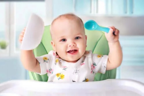 Introducerea alimentelor solide în dieta bebelușului