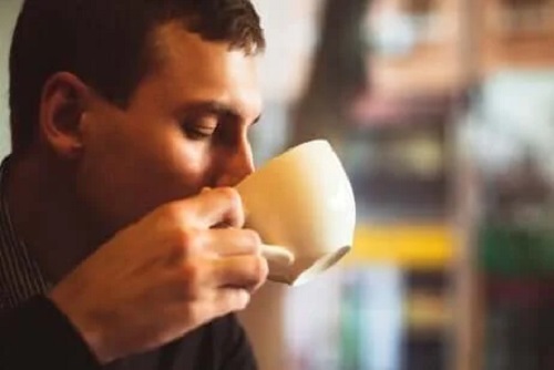 Bărbat care știe cum să bei cafea în mod sănătos