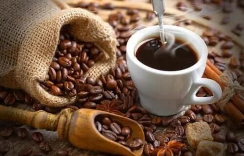 Boabe și cană cu cafea