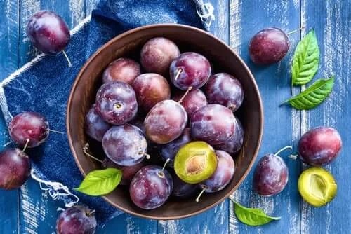 Castron cu prune coapte