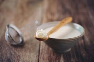 Ce este chefirul de apă? Beneficii, utilizări și rețetă