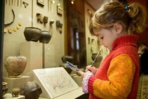 Cum să-ți convingi copiii să meargă la muzeu