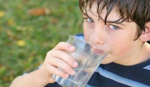 Copil care bea apă