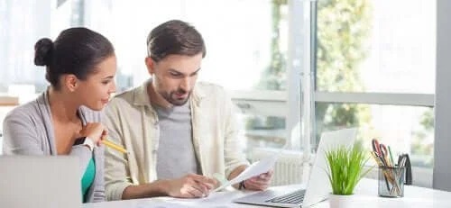 Cuplu care proiectează casa pentru o relație mai fericită