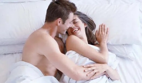 Cuplu fericit în pat după sex