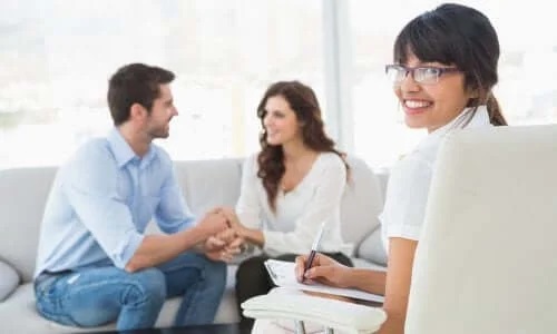 Cuplu care discută la terapie despre stimularea libidoului