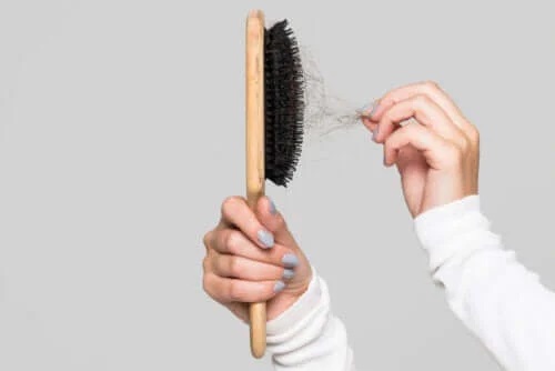 Cum să cureți peria de păr în mod corect