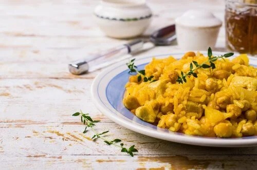 Farfurie de curry cu năut și orez basmati