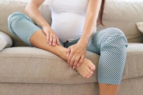 Tânără afectată de durerea de oase în sarcină