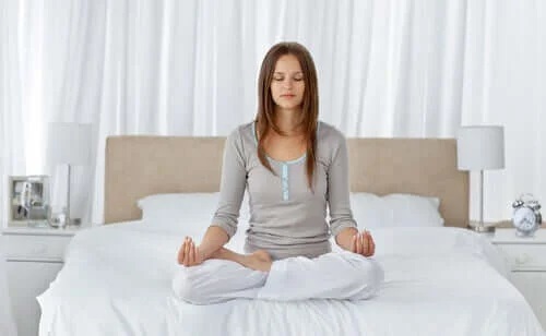 Fată ce practică exerciții de respirație pentru somn mai bun