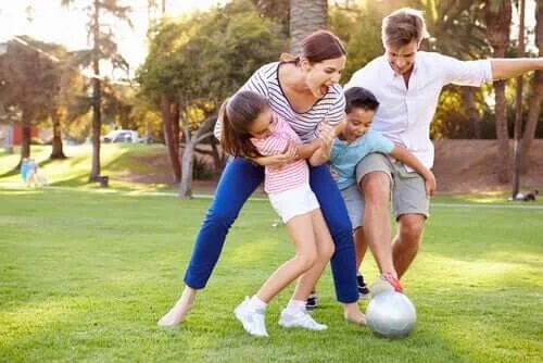 Familie care joacă fotbal