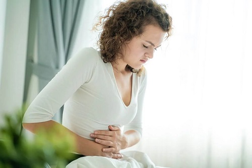 Fată care are dureri menstruale