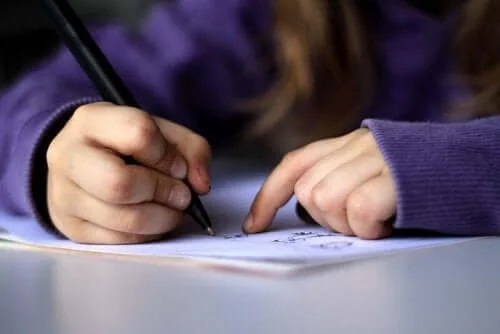 Fată care scrie o scrisoare