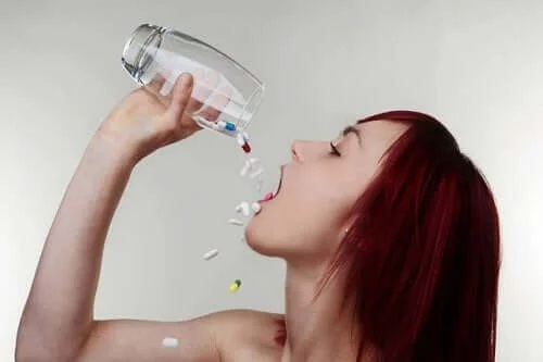 Femeie care exemplifică abuzul de medicamente