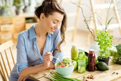 Femeie care știe cum să ameliorezi refluxul gastroesofagian