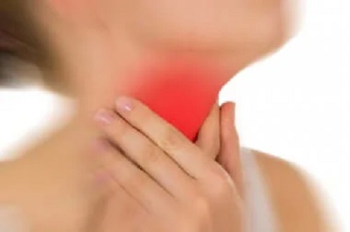 Femeie care are o durere de gât