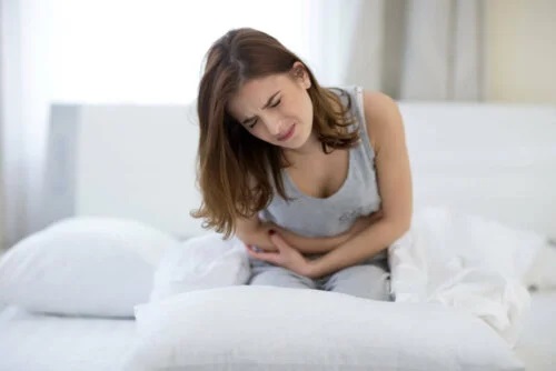 Femeie cu dureri de colon