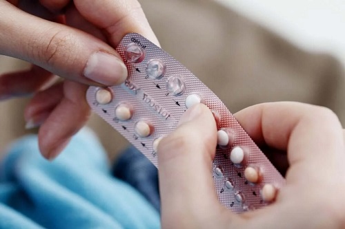 Femeie care ia pastile contraceptive