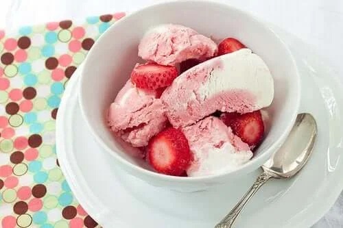Înghețată cu lapte de cocos și căpșuni