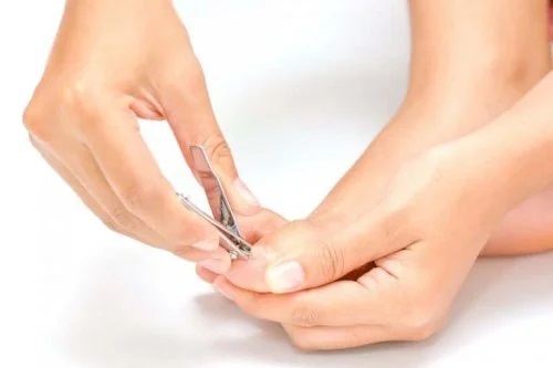 Îngrijirea piciorului diabetic prin tăierea unghiilor