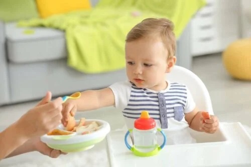 Introducerea alimentelor solide în dieta bebelușului are loc treptat