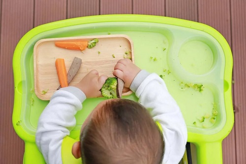 Introducerea alimentelor solide în dieta bebelușului