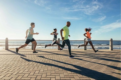 Jogging și alergare pe faleza oceanului