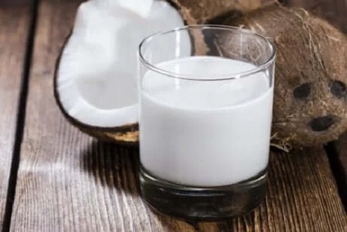 Pahar cu lapte de cocos